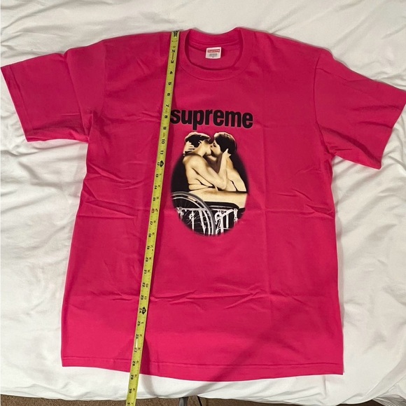 Authentic Supreme Pink Kiss tshirt - Picture 6 of 7